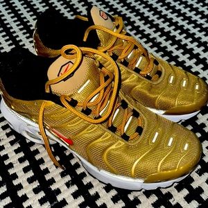Metallic gold air max plus. Size 6Y